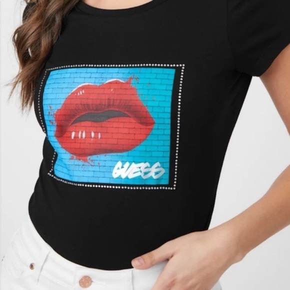 GUESS Anika Red Lips Short Sleeve Tee Shirt NEW - Picture 1 of 4